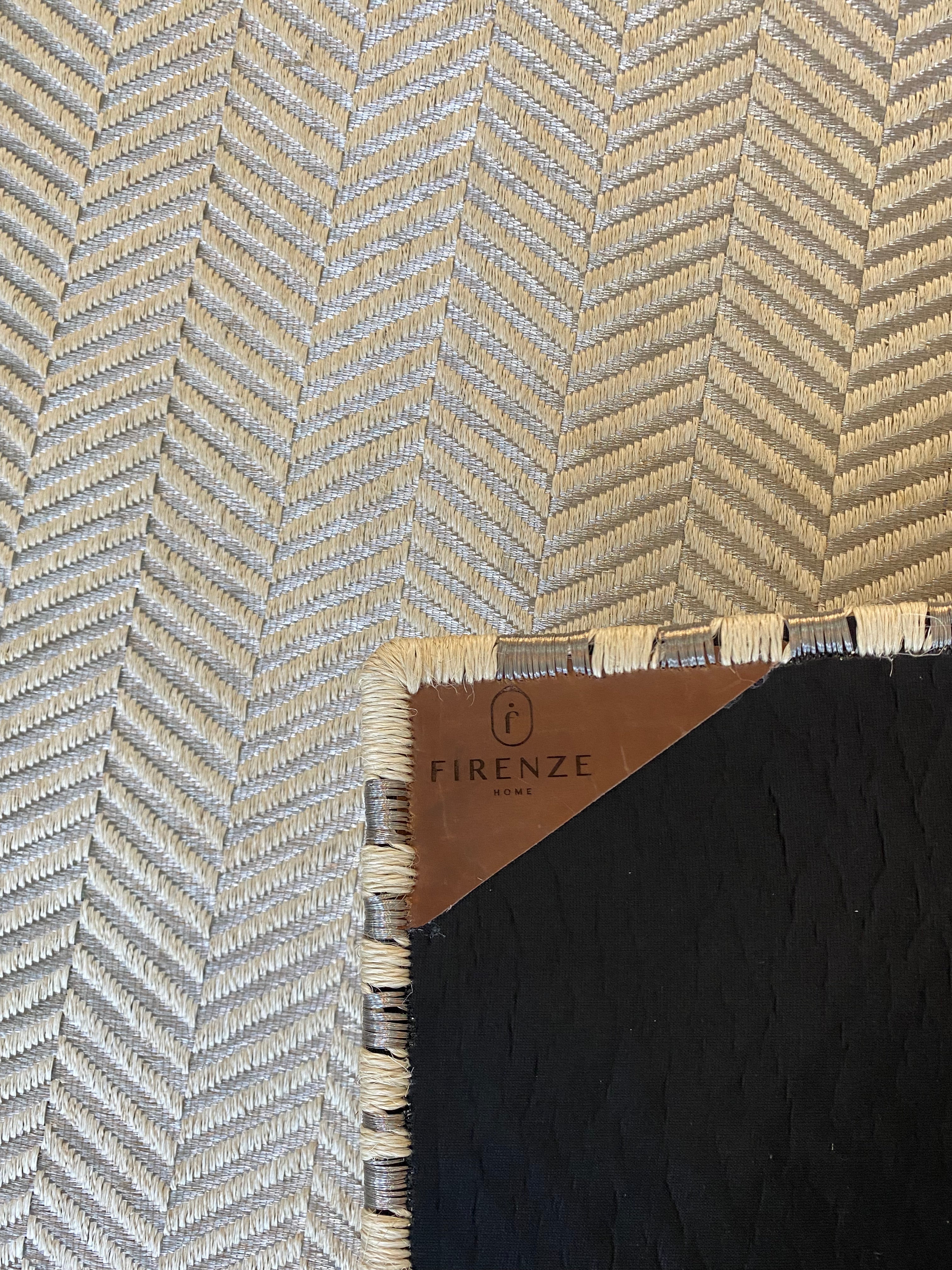 Tapete Tejido Espina de Pescado en Fique y Metal Plata, Borde 1A1 / F25